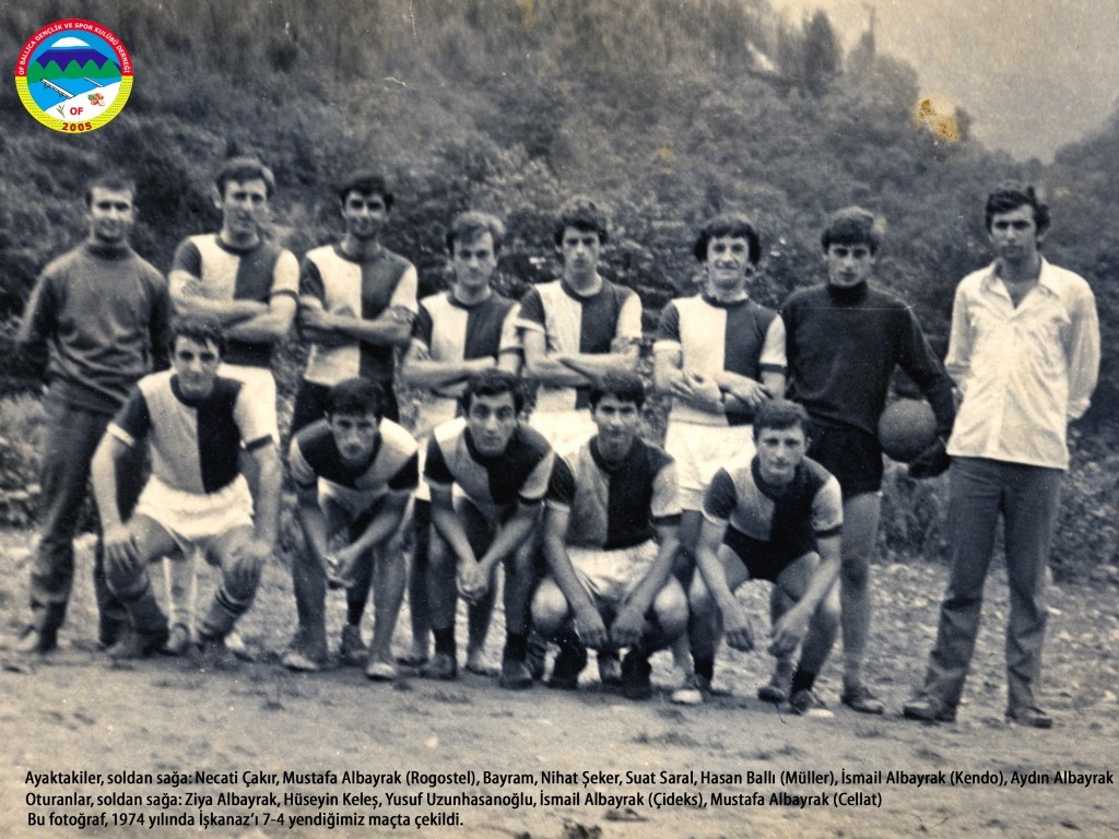 Ballıcaspor Futbol Takımı; 1974 yılında solaklı deresi toprak sahasında işkanaz ile (dumlusu) oynanan ve 7-4 kazanılan maçtan bir kare. Fotoğrafta bulunan ve rahmetli olanların mekanları cennet olur inşallah. Rahmetli Hasan Ballı'nın arşivinden alınmıştır. 